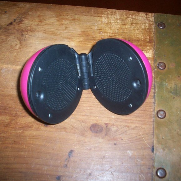 Portable Speaker 3.5mm Audio Jack, Pink Clamshell Style Wired Travel Mp3 ipod - Picture 1 of 6
